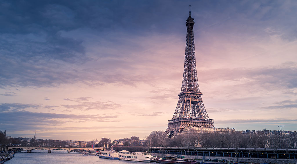 Eyfel Kulesi yazın 15 cm daha uzun olabiliyor